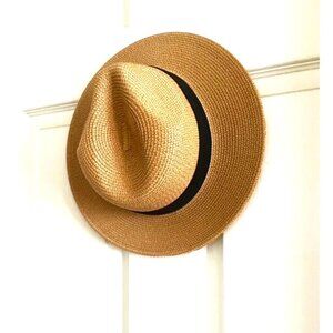 Straw "Fedora" style women's hat!  Medium and can add band inside to re-size.